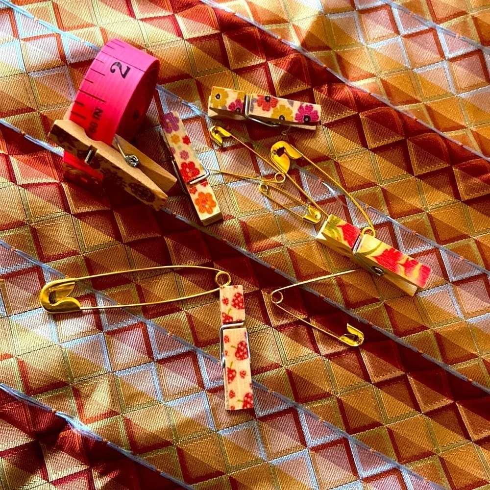 🙀Clothing Photos Kit~5 Safety & 5 Cloths Pins, 1 Tape Measure (Want 1 Just Ask) - Picture 15 of 16